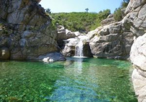 Pourquoi y-a-t-il des piscines naturelles d'eau chaude en Corse ?