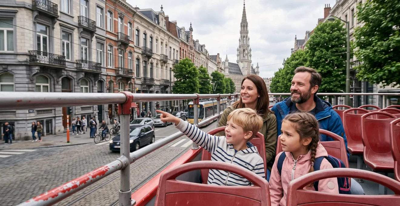 Une famille avec deux enfants sur le pont supérieur ouvert d'un bus touristique à impériale traversant une avenue de Bruxelles.