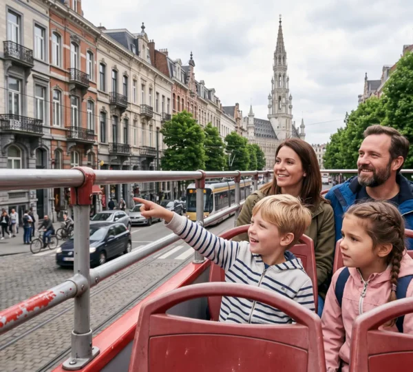 Une famille avec deux enfants sur le pont supérieur ouvert d'un bus touristique à impériale traversant une avenue de Bruxelles.